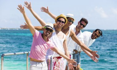 Fiesta LGBT+: ¡Navega en Catamarán por Isla Mujeres y Cancún!