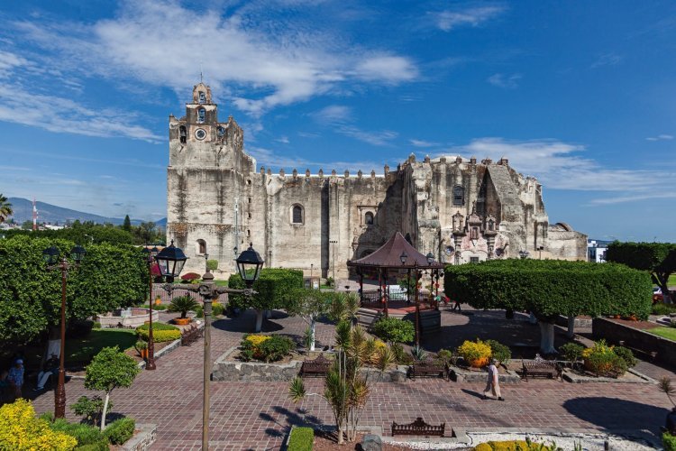 Explora Yuriria: Un Paraíso Mágico