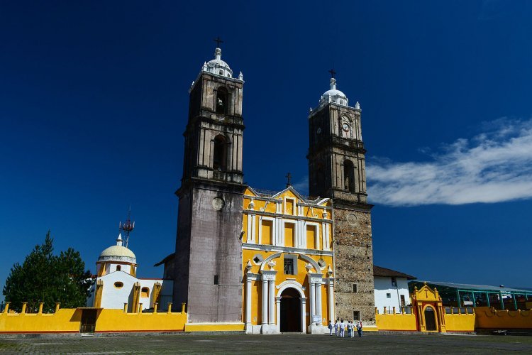 Explora las Cuevas de Tlatlauquitepec y Admira su Sierra Verde.