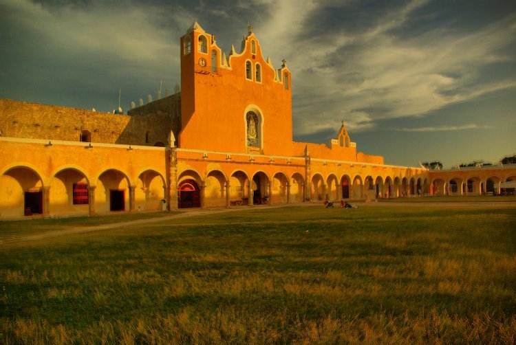 Descubre Izamal: Un Legado de 3 Culturas con el Encanto Amarillo.