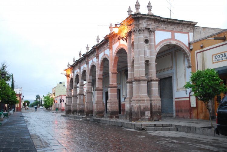 Explora Jerez de García Salinas: Paredes Recitando Poesía