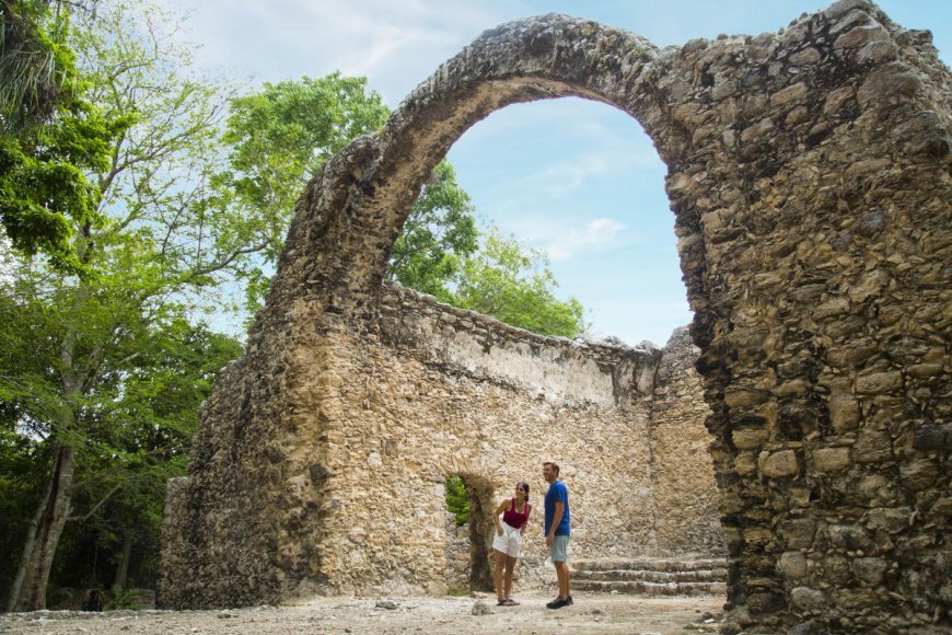 Explorando el misterio de Oxtankah: Aventura en las ruinas de un pasado Maya en Quintana Roo
