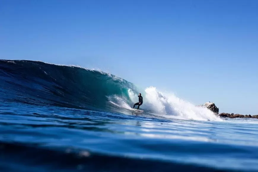 Surfing en la bahía de Todos Santos en Baja California
