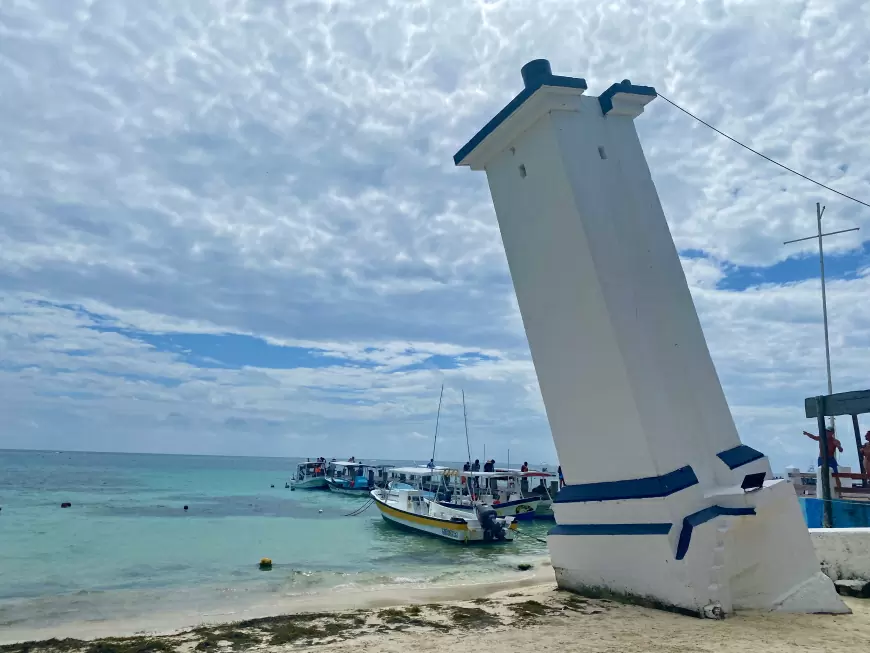 Puerto Morelos y su Faro inclinado