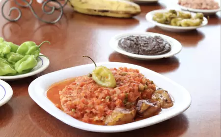 Los Auténticos Huevos Motuleños: Un Desayuno que No Puedes Dejar de Probar