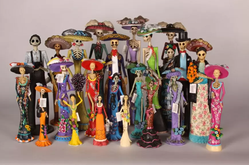 Figuras con papel maché y papel picado, Ciudad de México.