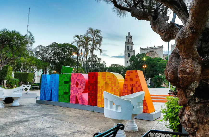 Bésame en esta esquina y las sillas Tú y yo, Mérida