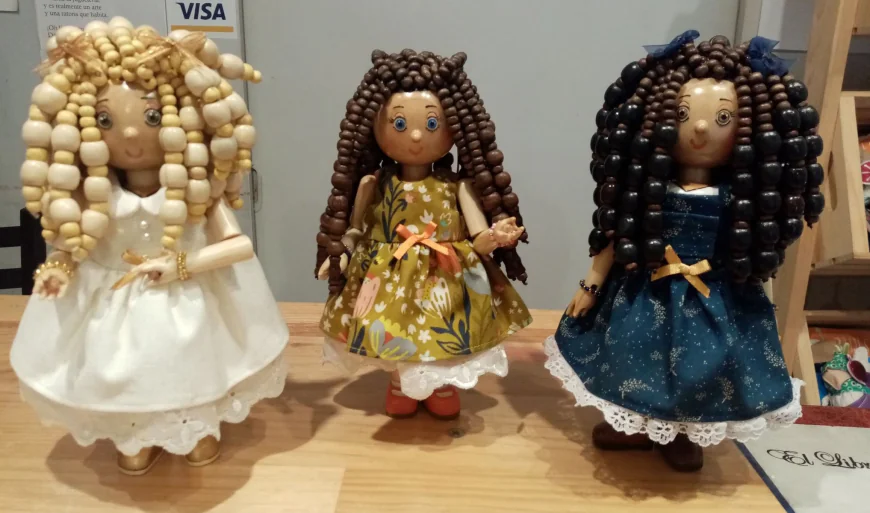 Juguetona, el arte de la ratona: un mundo de juguetes artesanales y cuentos vivientes.