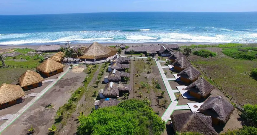 Playa el Madresal,  belleza natural de manglares y tranquilidad absoluta.