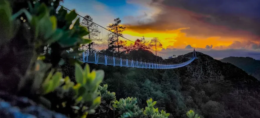San Antonio Cuajimoloyas y su puente colgante, una experiencia lumínica muy atrevida.