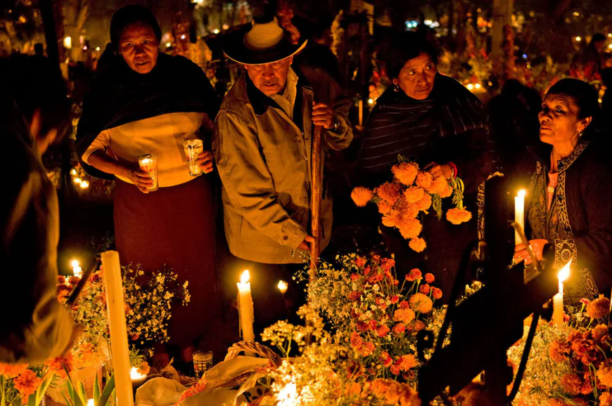 Panteón de San Andrés Mixquic: una noche viva entre los muertos
